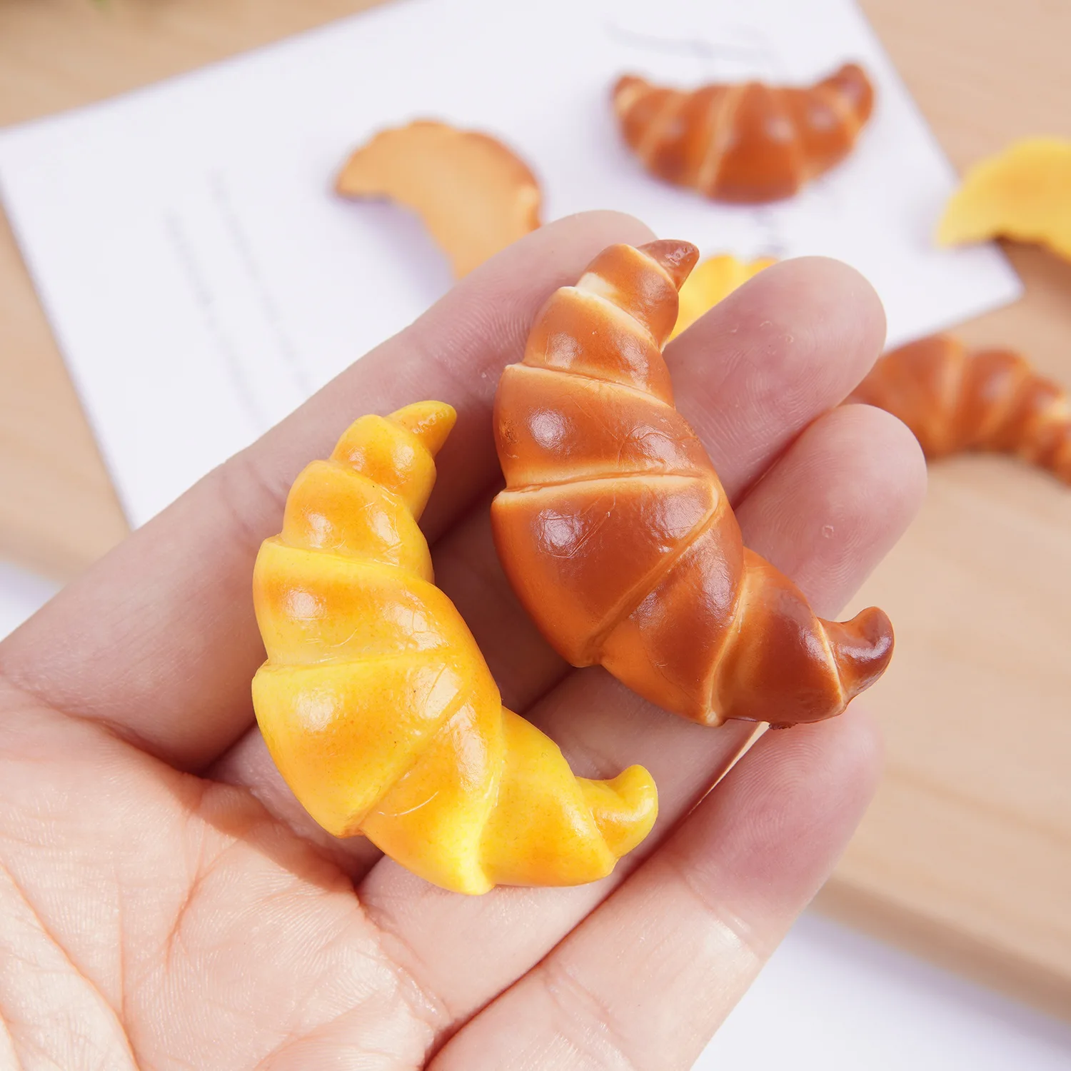 

PVC Artificial 4cm Pretzel Croissant Model Miniature Simulation Food Play Fake Bread Pendant Keychain Home Decor Decoration