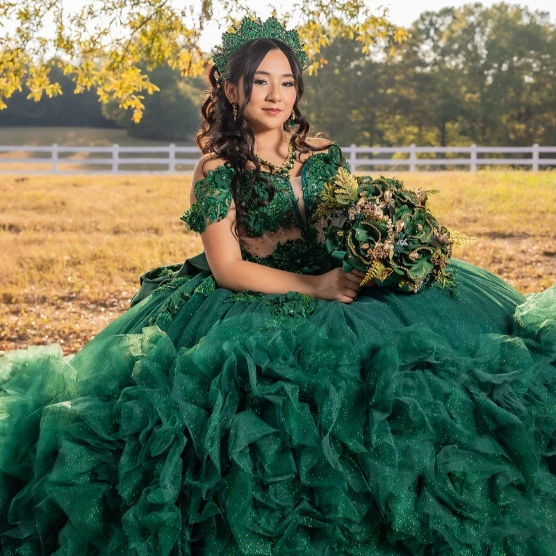 

Изумрудно-зеленые блестящие платья для квинсеаньеры с открытыми плечами, аппликациями, кружевом, бисером, кристаллами, бантом, многоярусным тюлем и корсетом для вечеринок и дней рождения