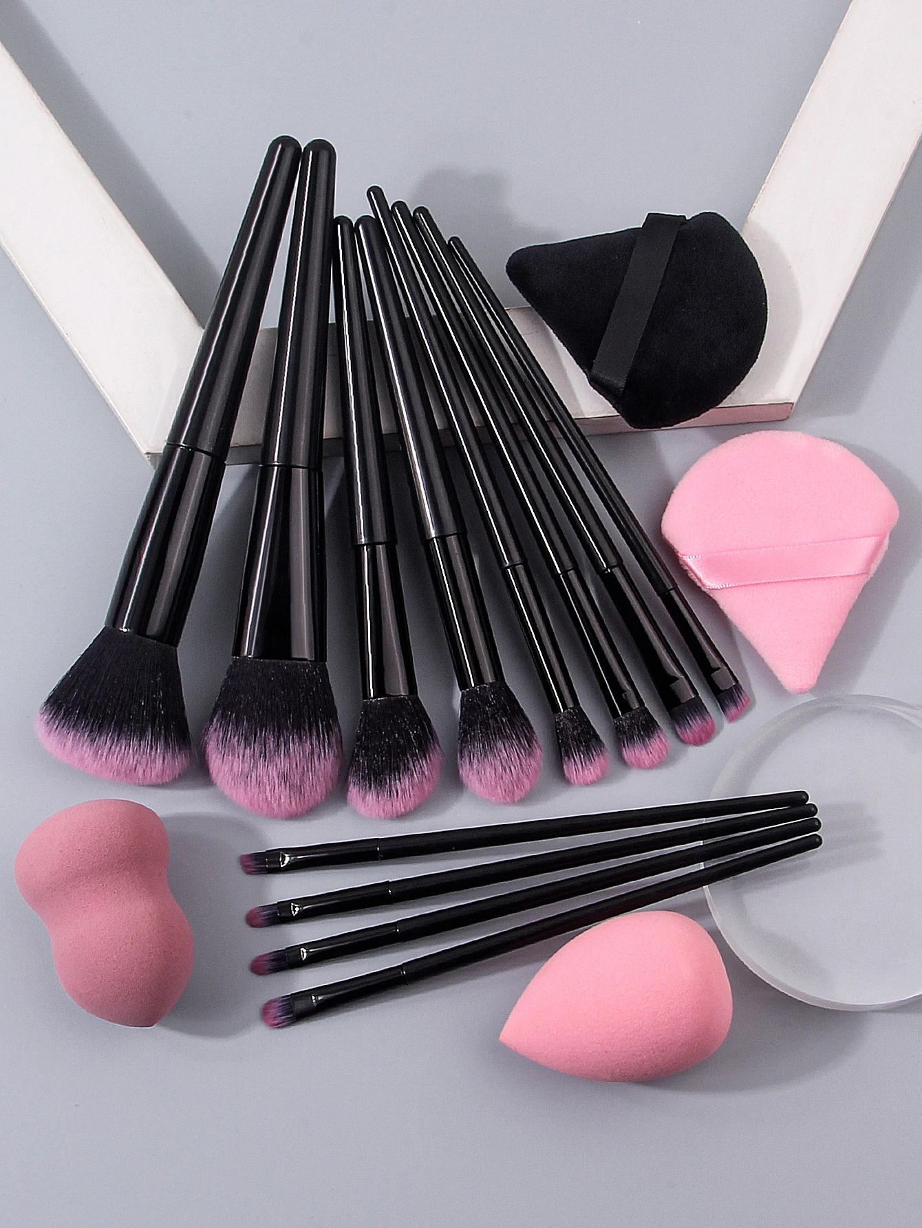 مجموعة فرش مكياج متعددة الوظائف مكونة من 16 قطعة، بما في ذلك فرشاة البودرة، وفرشاة أحمر الخدود، وفرشاة الأساس، وفرشاة ظلال العيون، وفرشاة المزج