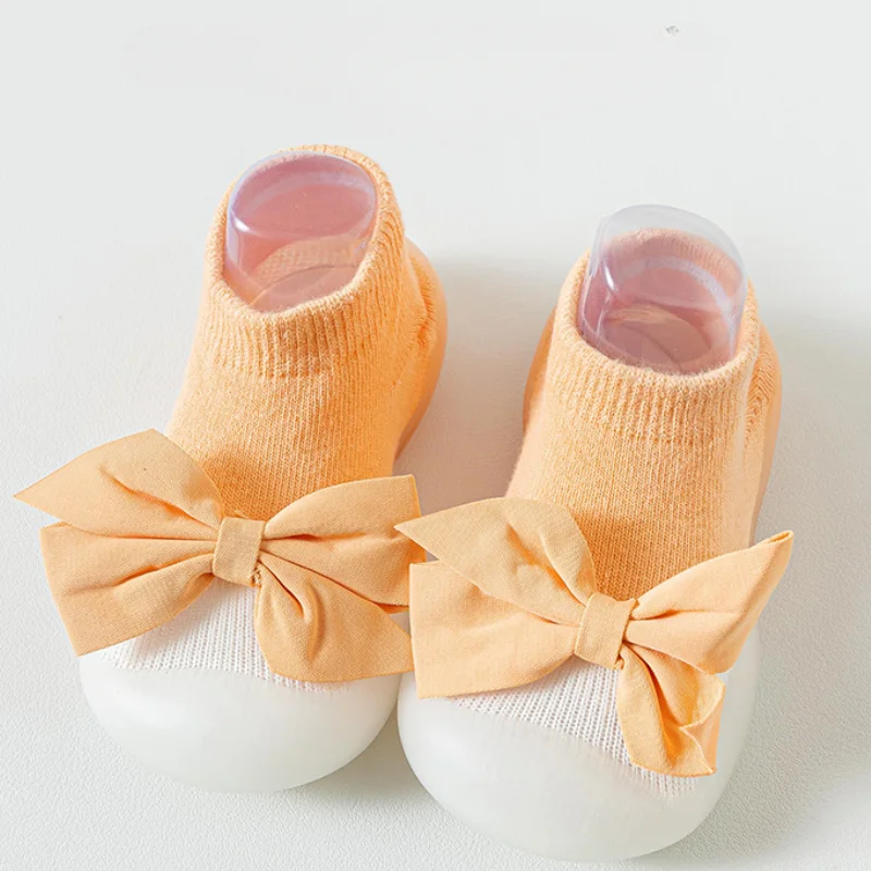 Zapatos con patrón de bordado de lazo para niña recién nacida, calcetín de suelo antideslizante, suela de goma suave, zapatillas de cuna para niño pequeño