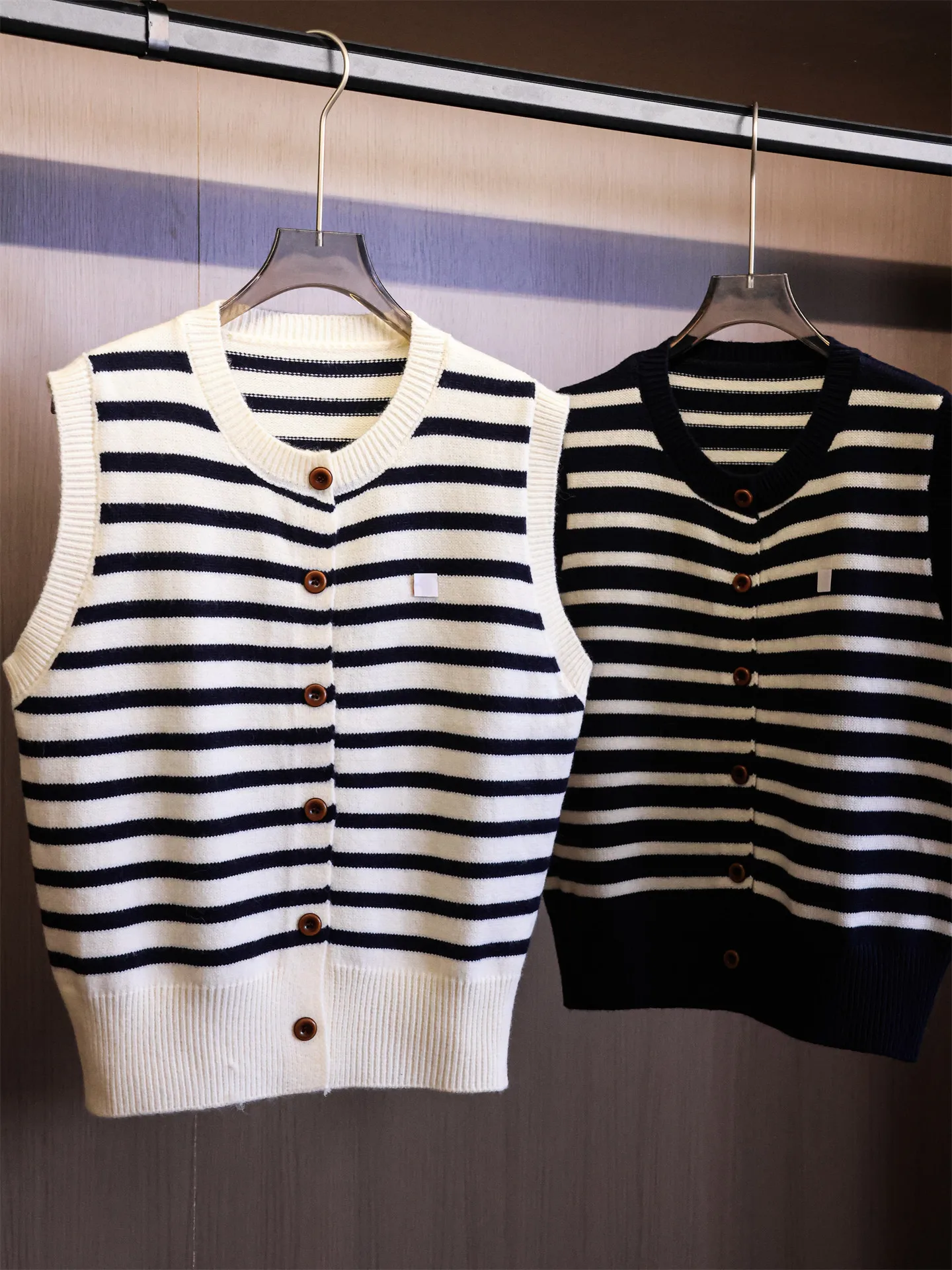 Color Block Striped round Neck Button Front Knitted Sweater Vest Women's Fashion Autumn New Arrival Layering Versatile B763