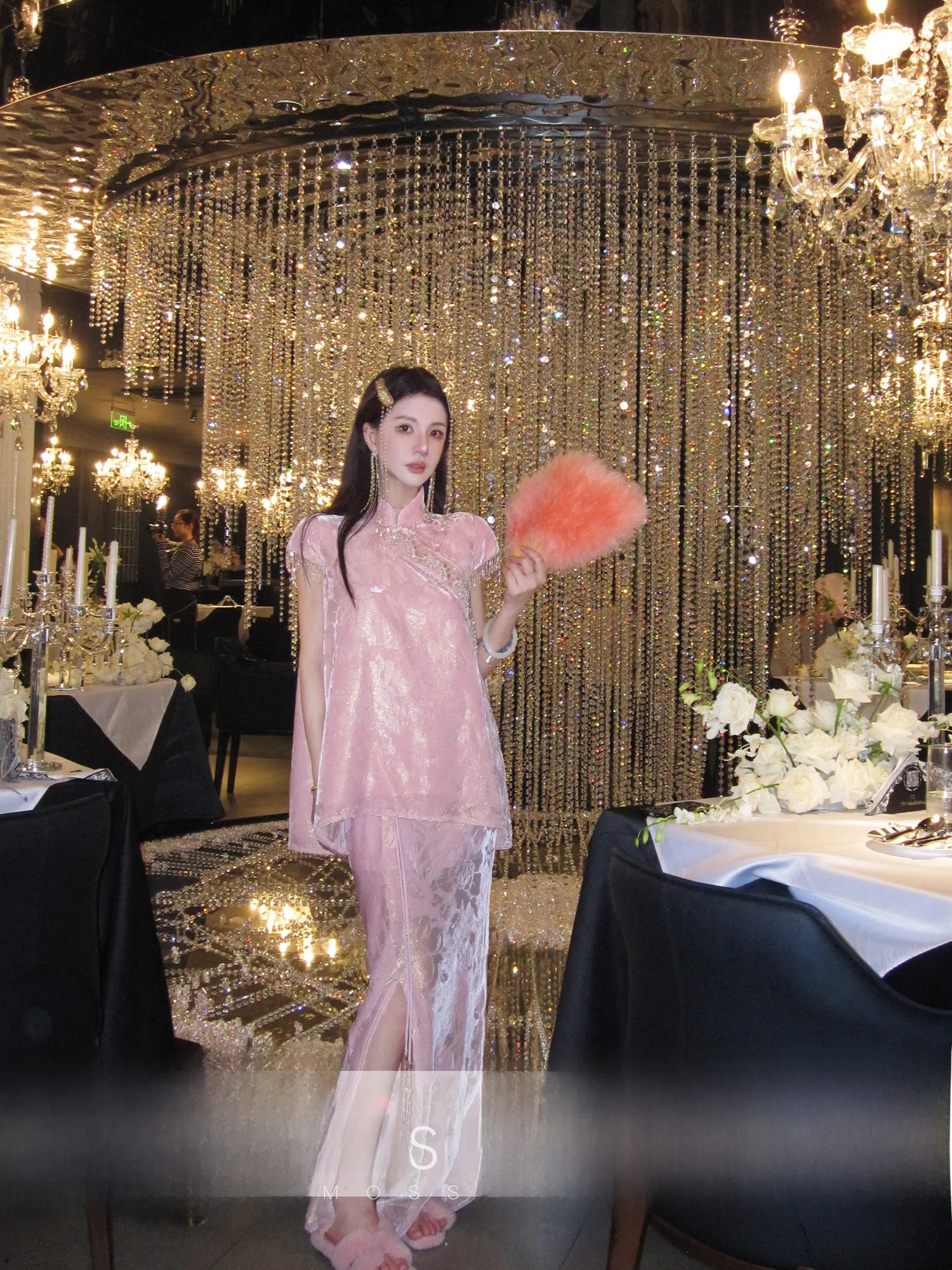 

Новый китайский шелковый комплект: жилет и юбка с золотой вышивкой, асимметричным подолом и удобным дизайном со средней посадкой на талии