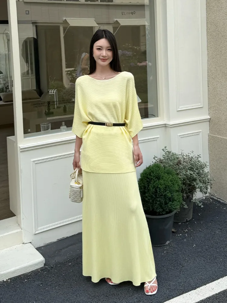 

Laid-back Style Shoulder-baring Short Sleeve Knitted Top Women's Summer New Waist-cinching Elegance Midi Skirt Two-piece Set