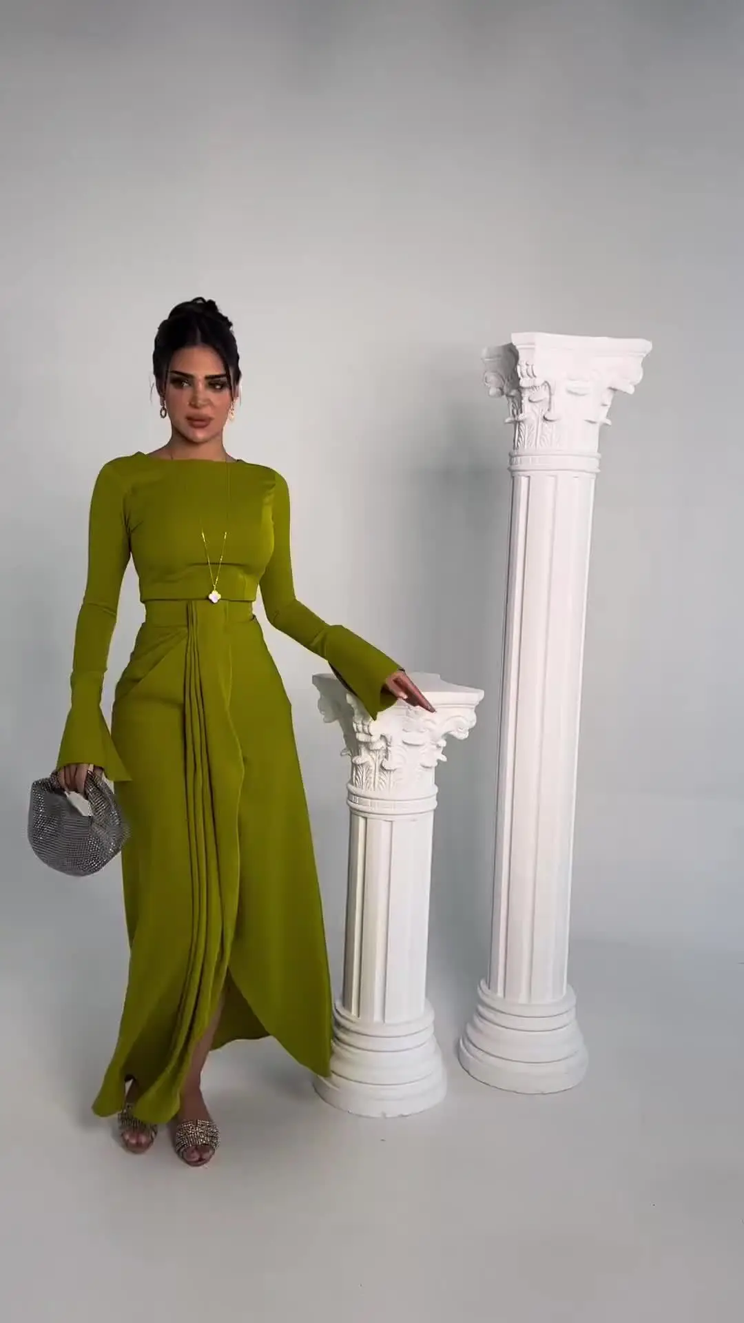 エレガントなグリーンサテン スリット入りワンピース 春 レディース ラウンドネック 長袖 ロングワンピース 秋 ハイウエスト プルオーバー アンクル丈ワンピース