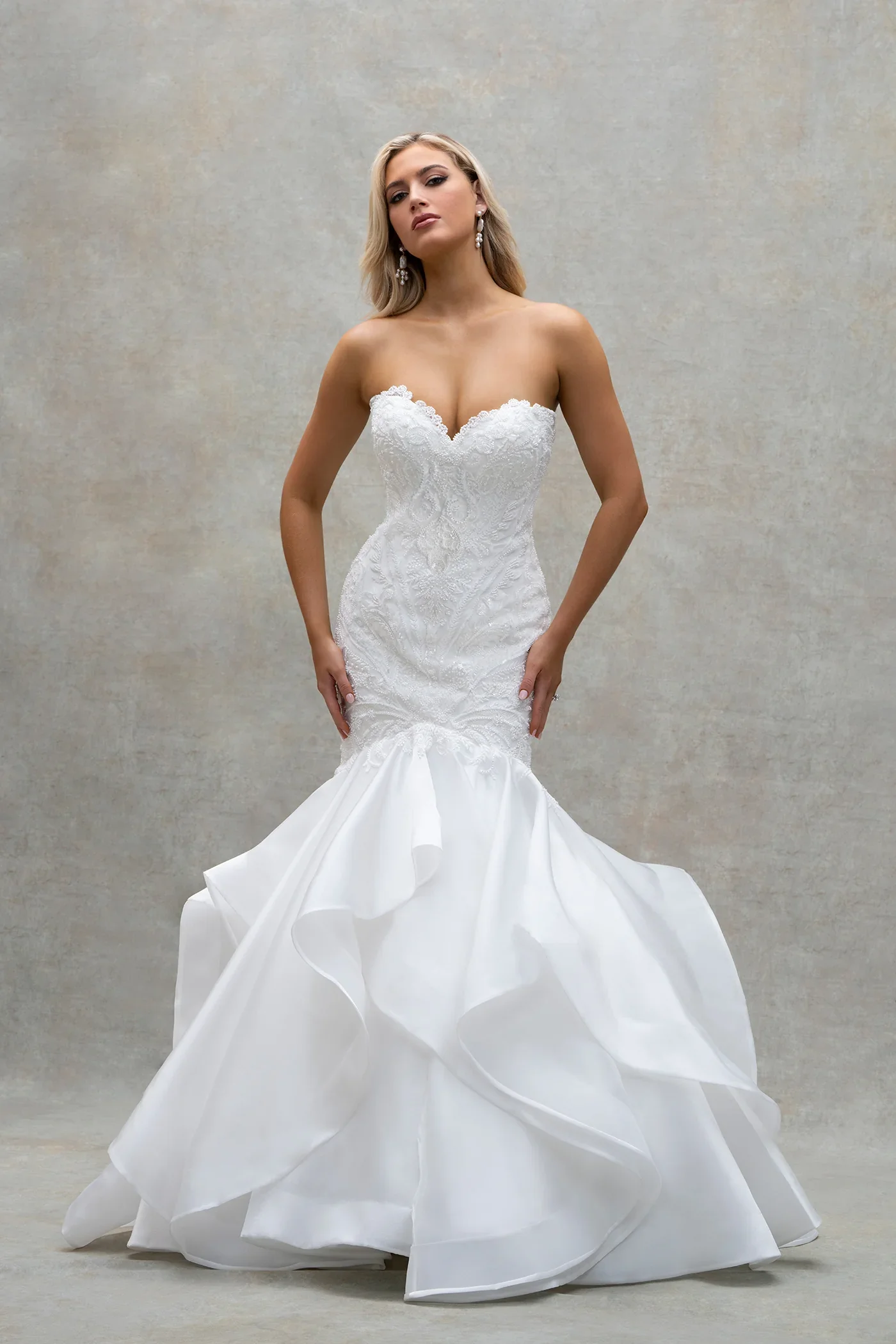 

2025 Elegant Women's Customized Wedding Dress strapless heart-shaped collar lace upper body fishtail skirt with layered pleats