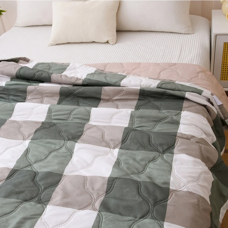 Classic Checkered Pattern Summer Blanket Breathable Moisture Wicking Lightweight Washable Quilt for Hotel Home Queen King Bed