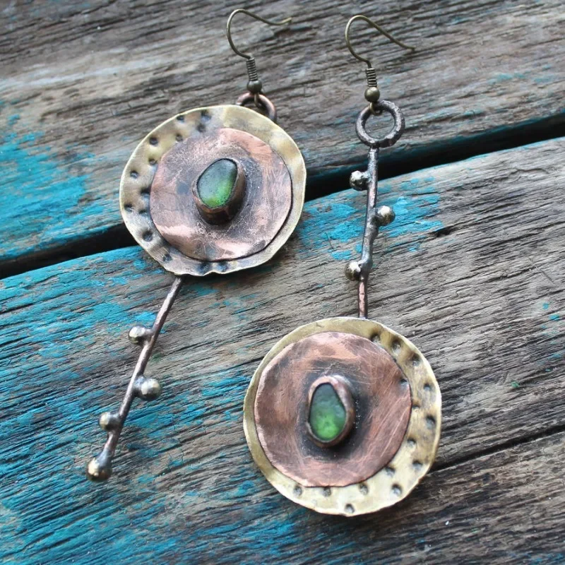 

2023 New Asymmetric Bronze Metal Colored Pendant Earrings for Women Ethnic Green Stone Personalized Earring Jewelry Accessories