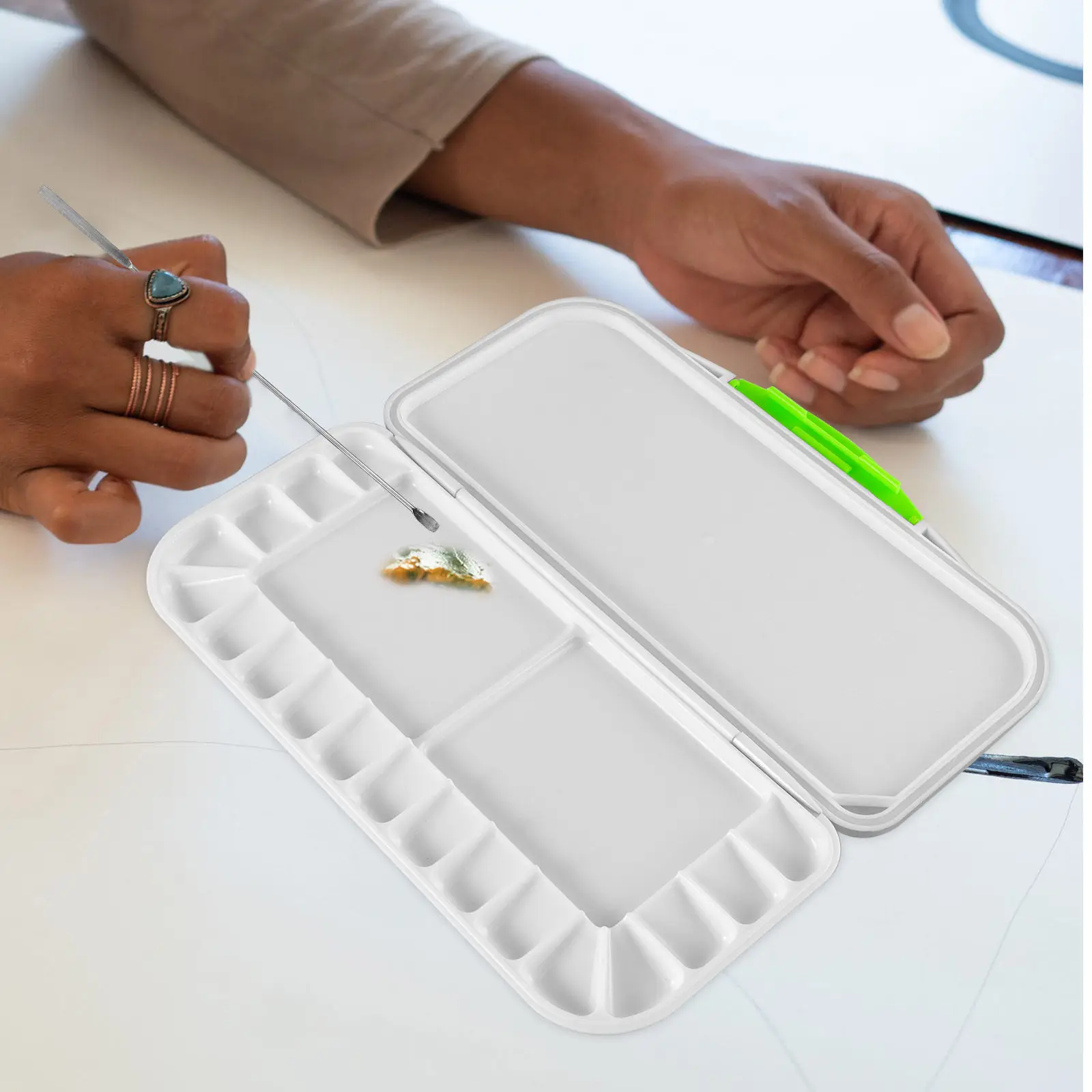 

Коробка для акварельных красок: легкая, пластиковая, прочная, легко моется, подходит для смешивания акварельных, масляных и гуашевых красок.