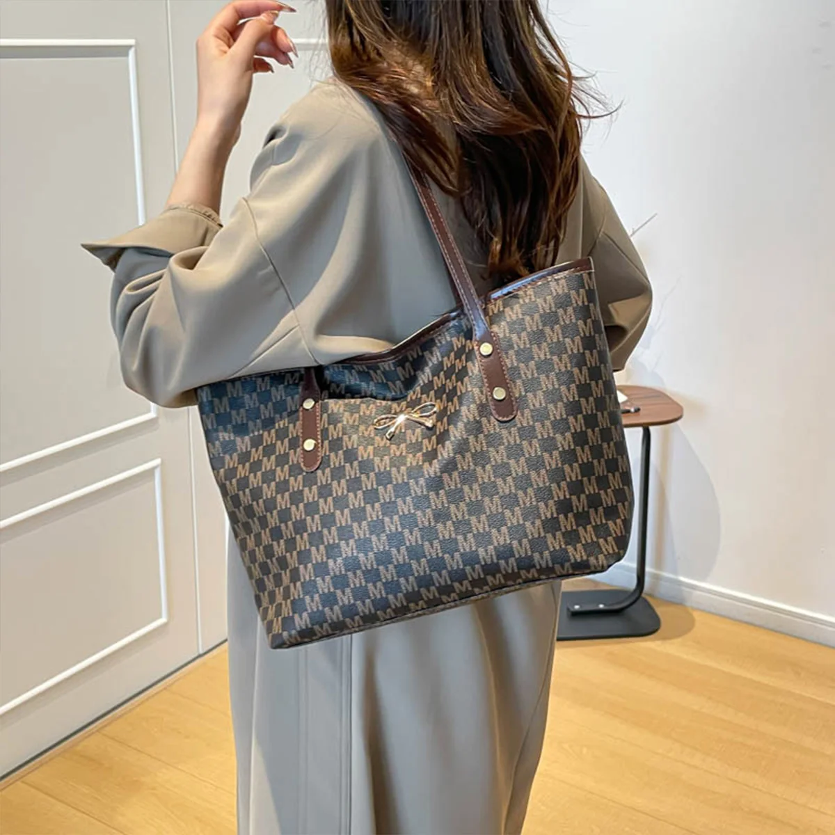 For Office Commute Bag Fashion Business Tote Bag M Letter Print Gold Bow Logo Solid Color PU Large Capacity Zipper image 5