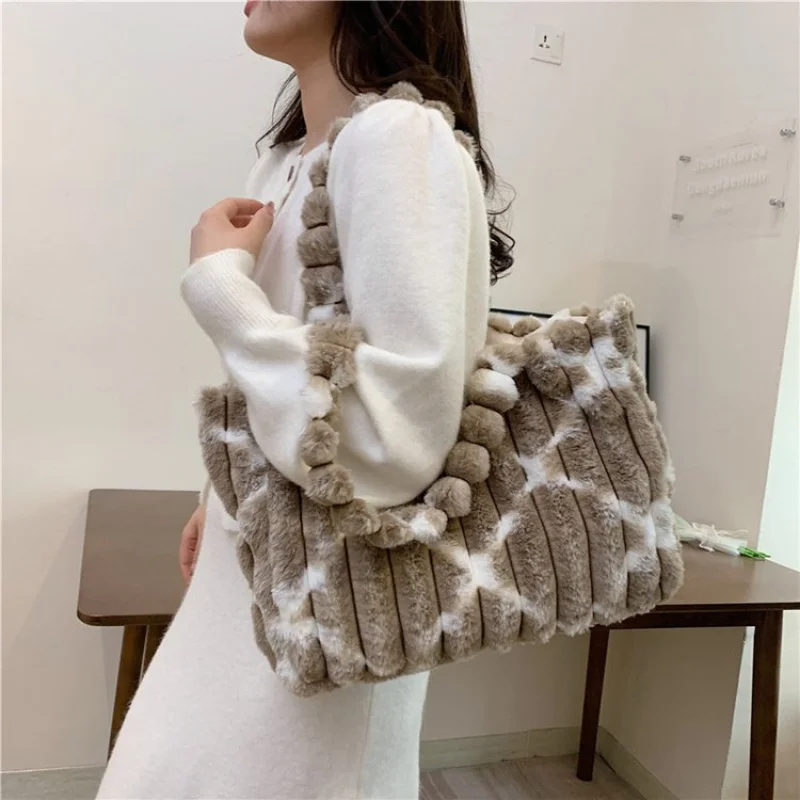 

Высококачественная женская сумка через плечо с роскошным мастерством и эластичными боковыми карманами, подходящая для модных повседневных нарядов ​