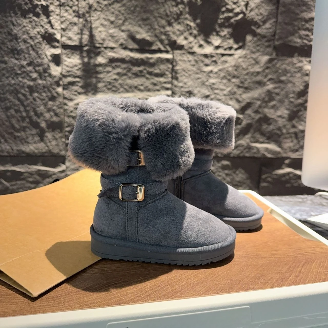 Botas de nieve largas con suela gruesa y forro de piel sintética gris para niñas, botas de invierno con aislamiento a la moda, nuevo estilo 2026 ​