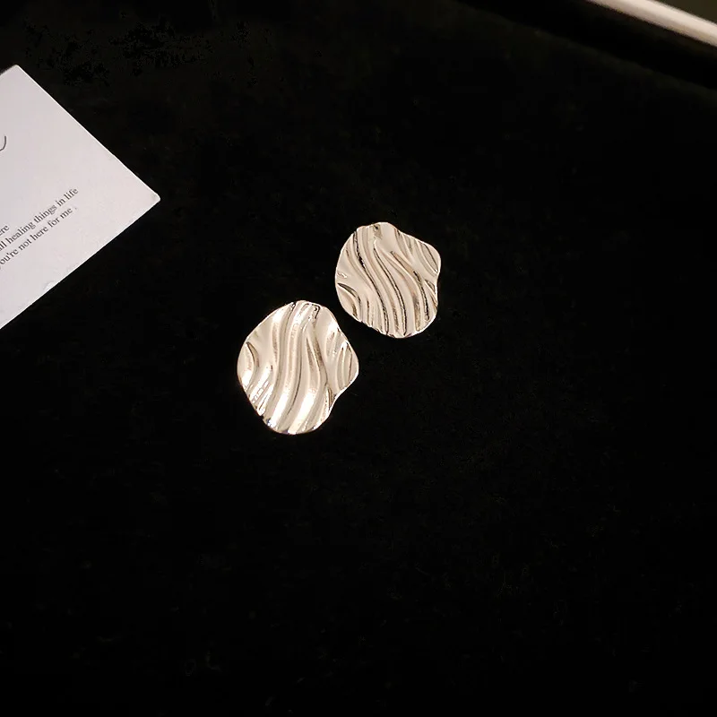 Simple and small, water ripple irregular geometric silver needle stud earrings, fashionable French niche temperament, high-end
