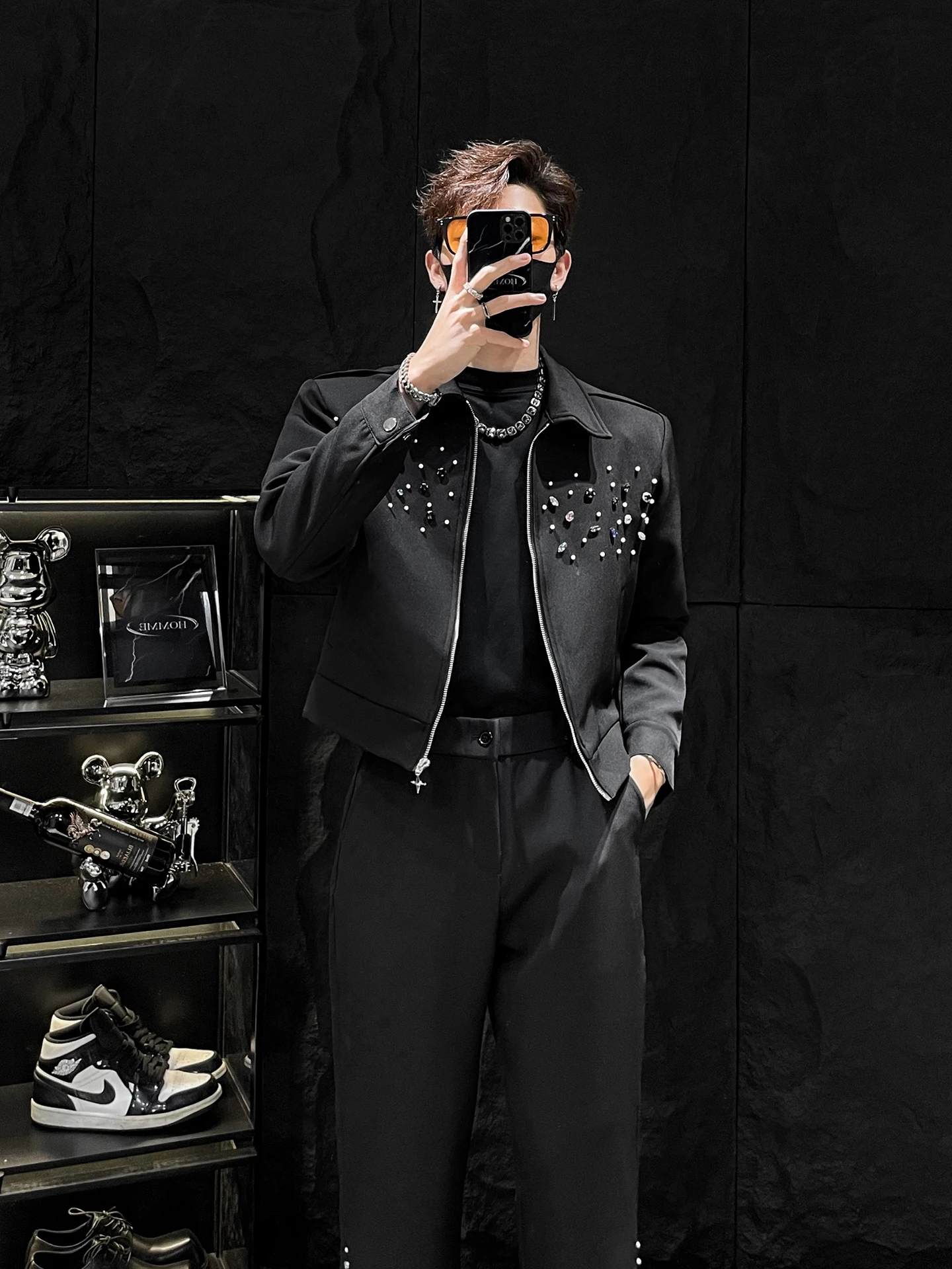 

Мужской костюм ручной работы с бриллиантовыми вставками, без зеркальных элементов, с наплечниками и расклешенными брюками, модный...