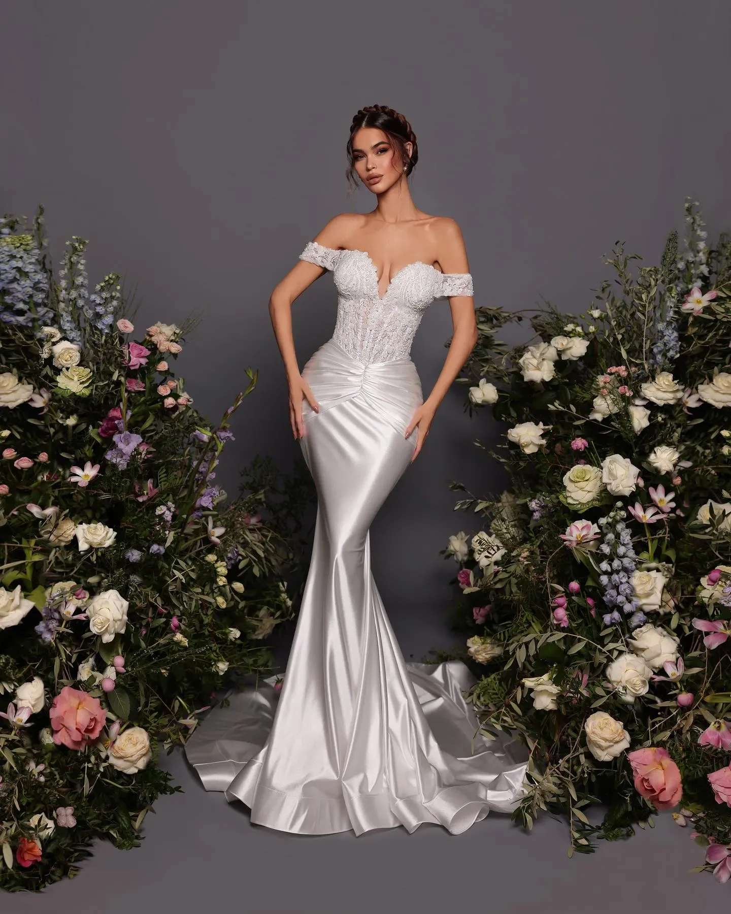 ชุดแต่งงานลูกปัดนางเงือกที่มีเสน่ห์ปิดไหล่ลูกไม้ชุดเจ้าสาวแอพพลิเคชั่นสวีปเทรนซาตินเดรส เดอ โนเวีย