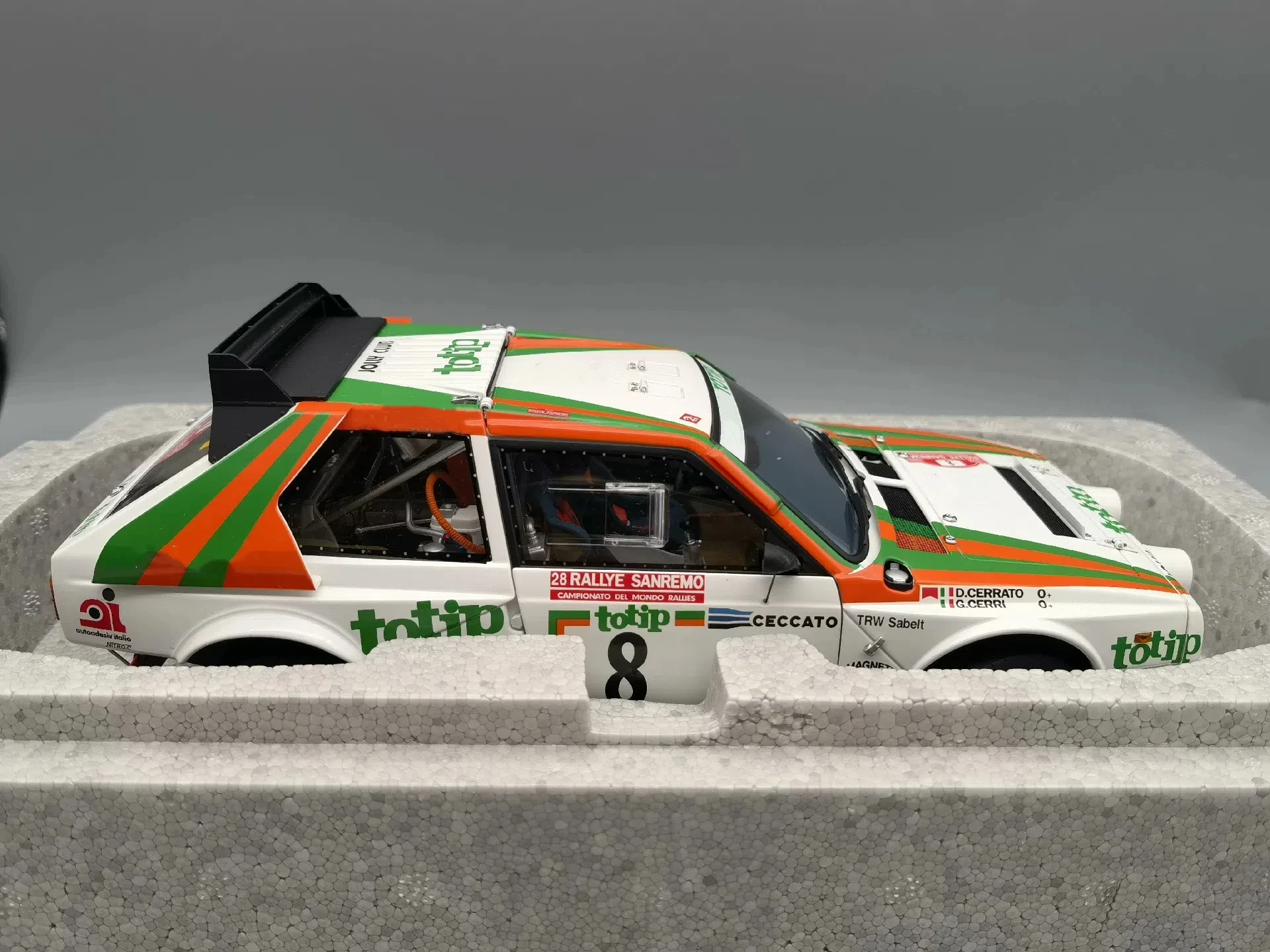 Autoart 1:18 S4 랠리 산레모 1986 No.8 시뮬레이션 한정판, 올 오픈 합금 금속 정적 자동차 모델 장난감 선물