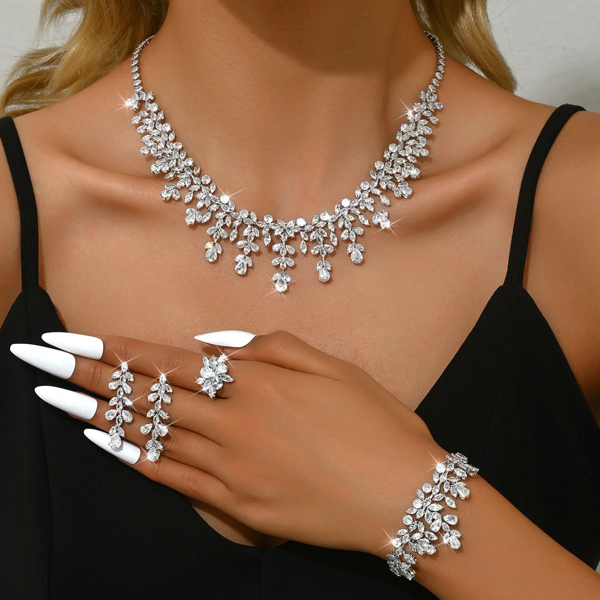 

Luxury-Style Leaf Tassel Zircon Necklace Set of Four Accessories for Formal Events and Weddings, Fashionable Accessories