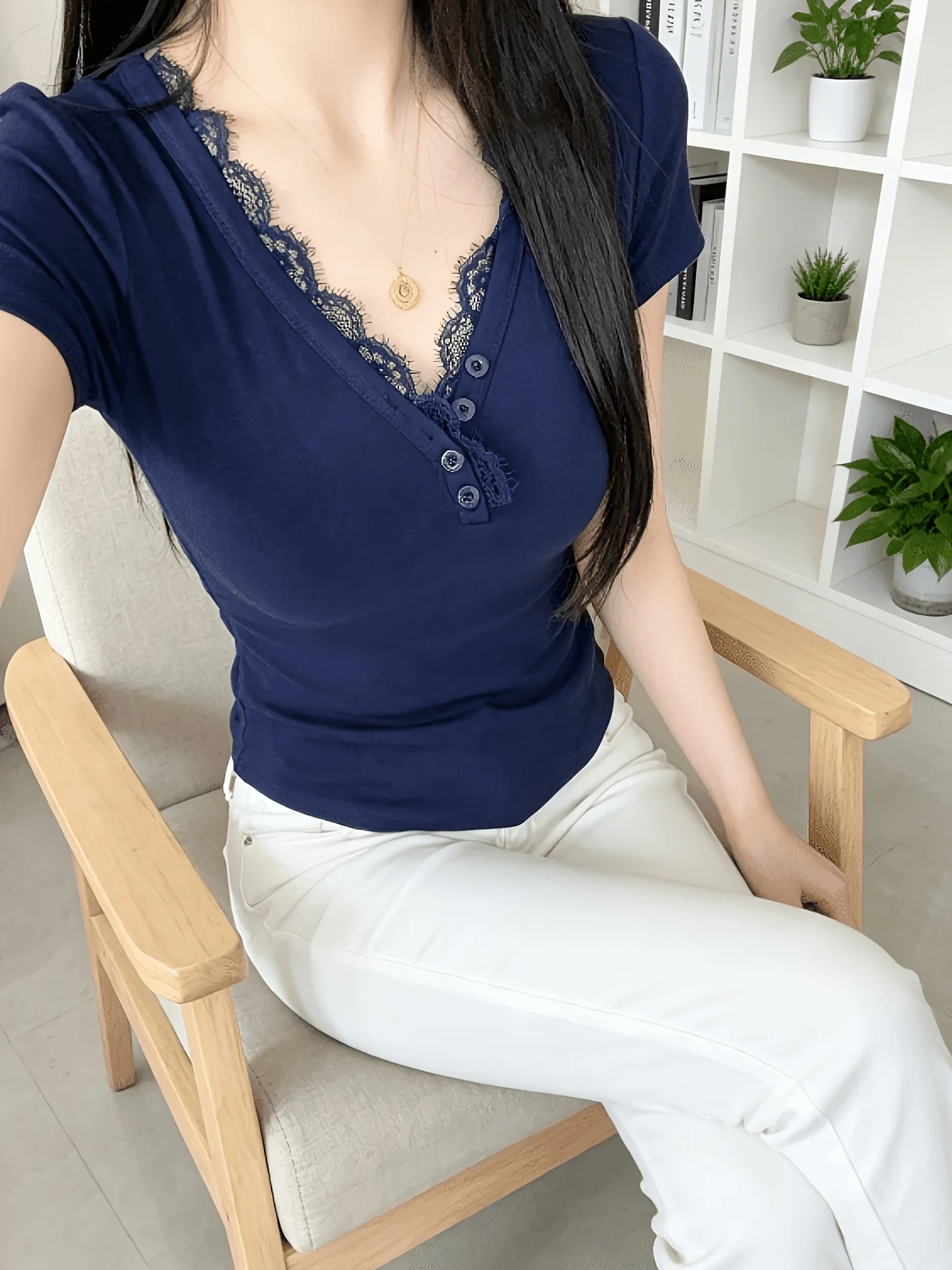 NUOMICI Elegant sexy and stylish lace-trimmed V-neck knit top - a fitted, short-sleeved summer shirt with elegant and delicate l