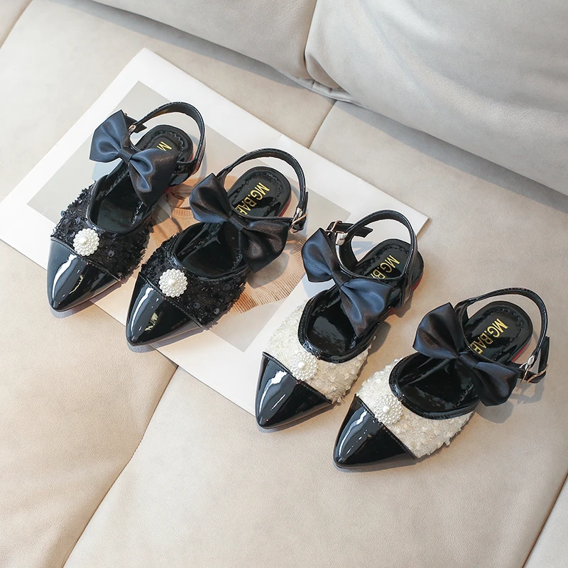 

Сандалии для девочек с острым носком, лакированная кожа, жемчуг, элегантная детская летняя обувь, плоская подошва, черные, бежевые, 26-36