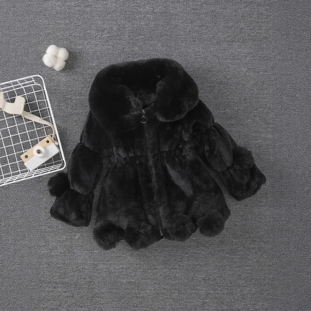 

Стильная куртка для девочек, новинка 2025, детское однотонное пальто из искусственного меха, одежда для девочек, модное утепленное пальто с большим меховым воротником