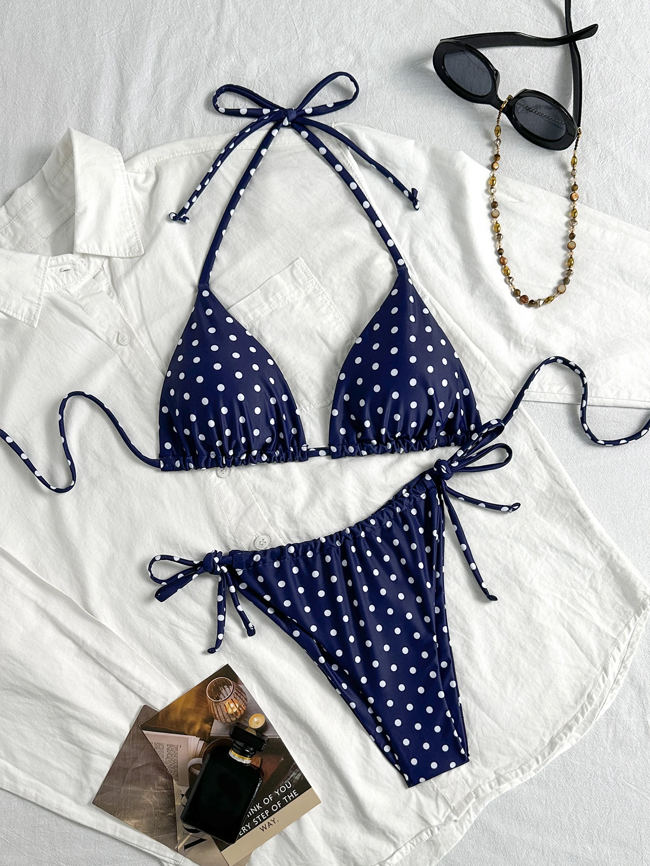 Modisches Bikini-Set für Damen, marineblau mit weißem Polka-Dot-Print, heiß begehrter sexy Triangel-BH mit Bindeband, Slip mit seitlicher Bindung, zweiteiliges Set, schlank machend, geeignet für heiße