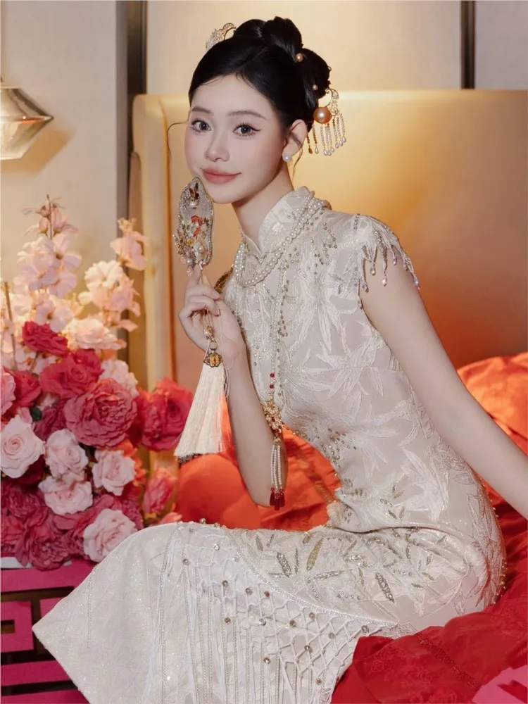 A champagne-colored new Chinese-style cheongsam and casual dress with small tassels for the day of toasting