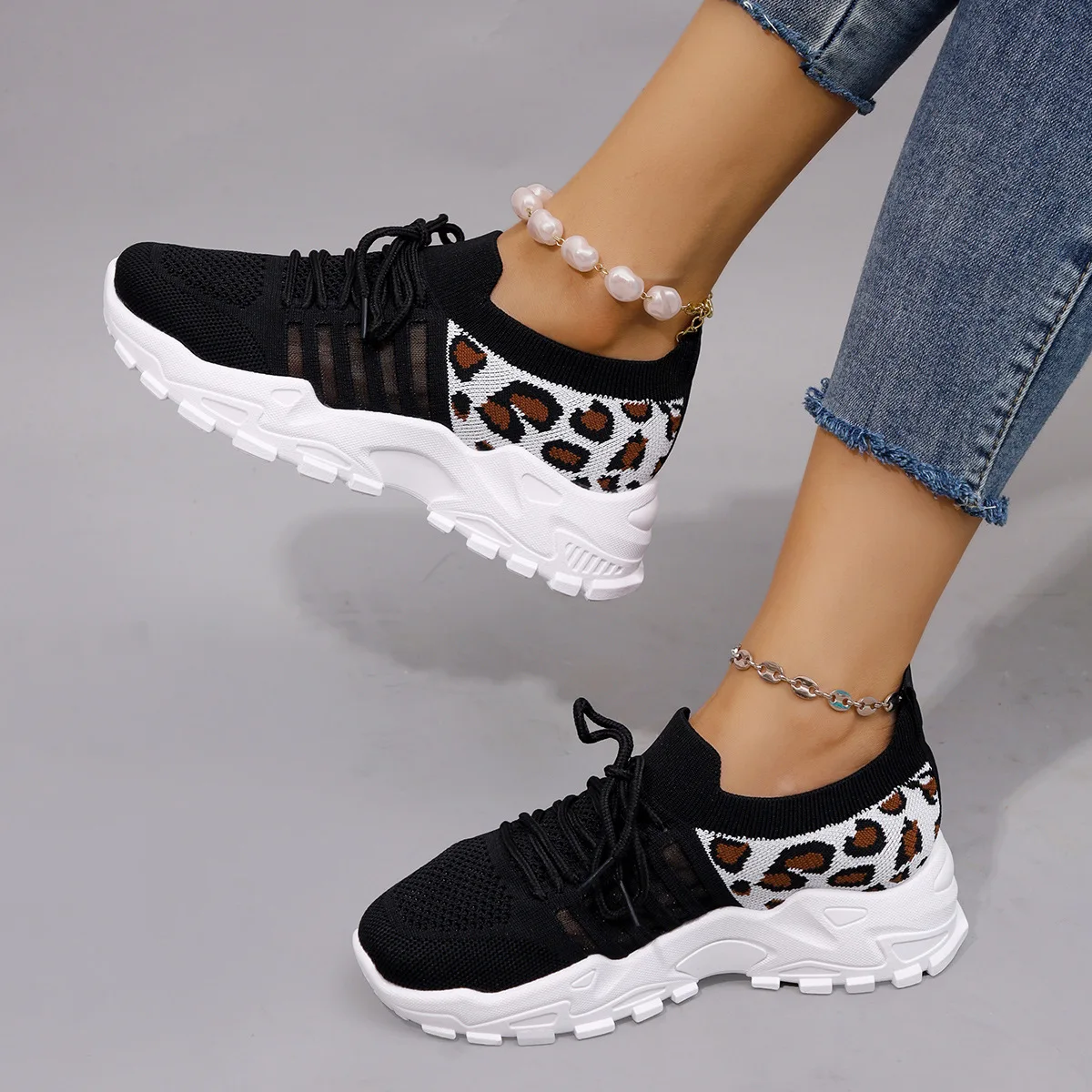 

Large size flying woven sports shoes women 2025 new round head wavy sole leopard print breathable single shoes women