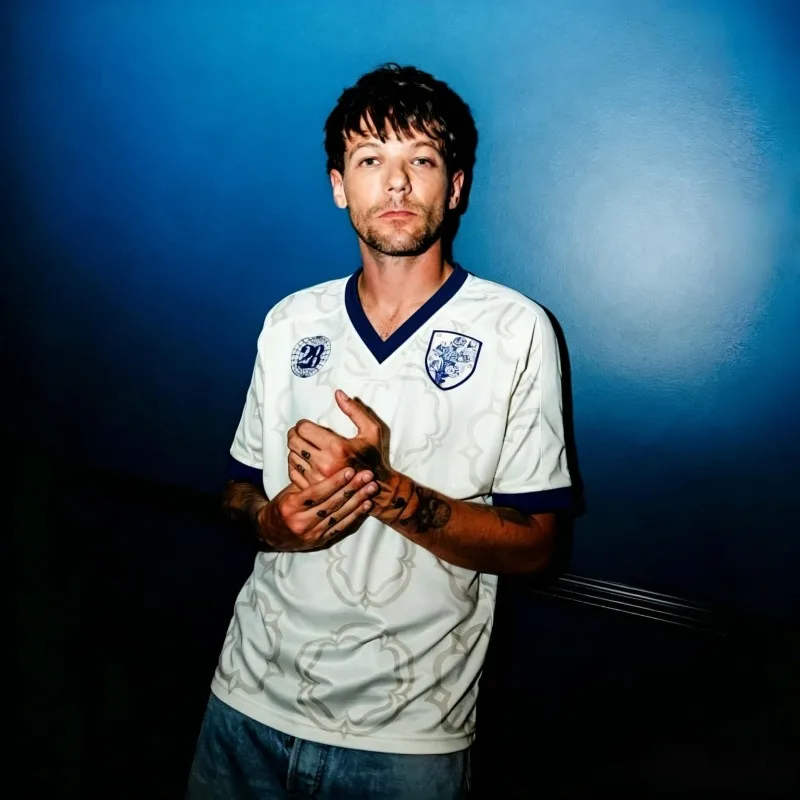 Camiseta Louis Tomlinson 2026, Cuello en V, Malla Transpirable, Moderna y Versátil, Manga Corta, Unisex, Deportiva, Informal