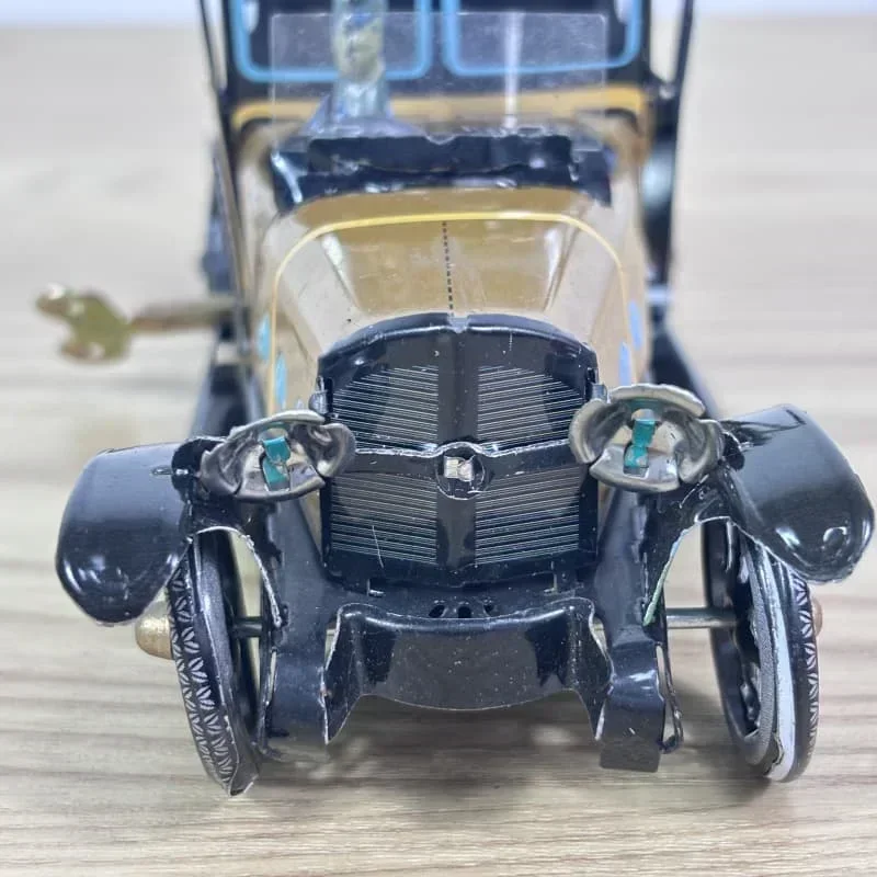 

Retro Wind-Up Toy Vintage Spanish Metal Tin Car Model Mechanical Clockwork Figure for Children's Birthday Gifts