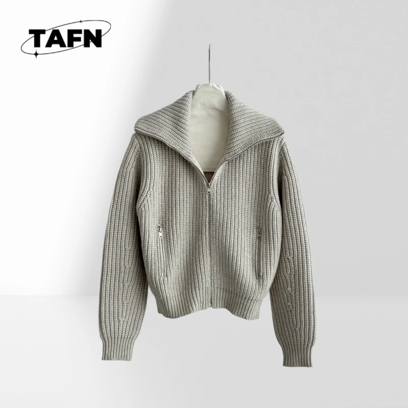 

Outdoor Ready Puffer Vest Jacket for Women Chic Sleeveless Puffer Vest for Active Women in Cold Weather AI1312