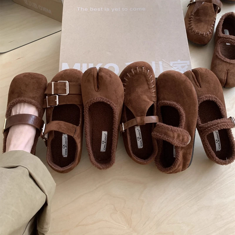 

SUOJIALUN Winter New Women Furry Flat Shoes Fashion Warm Plush Shallow Slip On Boat Shoes Soft Flat Heel Casual Dress Single Sho
