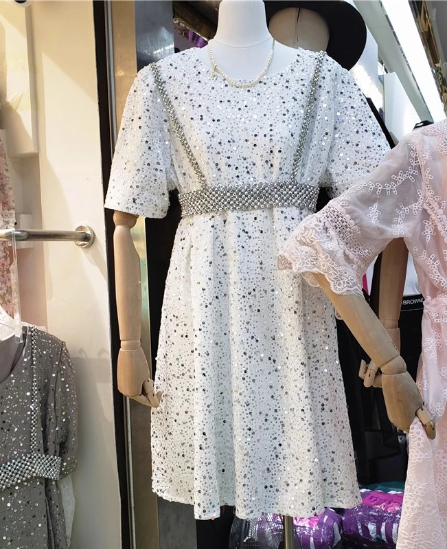 ชุดเดรสทรงเอไลน์แขนพองแต่งเลื่อมสไตล์ยุโรปเก๋ไก๋ไม่ซ้ำใคร เอวสูงทรงหลวม คอกลม ใส่สบายสำหรับผู้หญิง ฤดูร้อน รุ่นใหม่