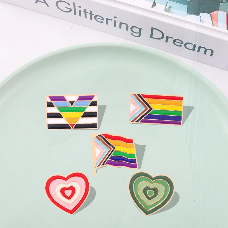 Victory Pin Lapel Badge Bag Sexual Minority Jewelry Gift for Friend Gradient Enamel Brooch Custom Pride Flag Heart Rainbow