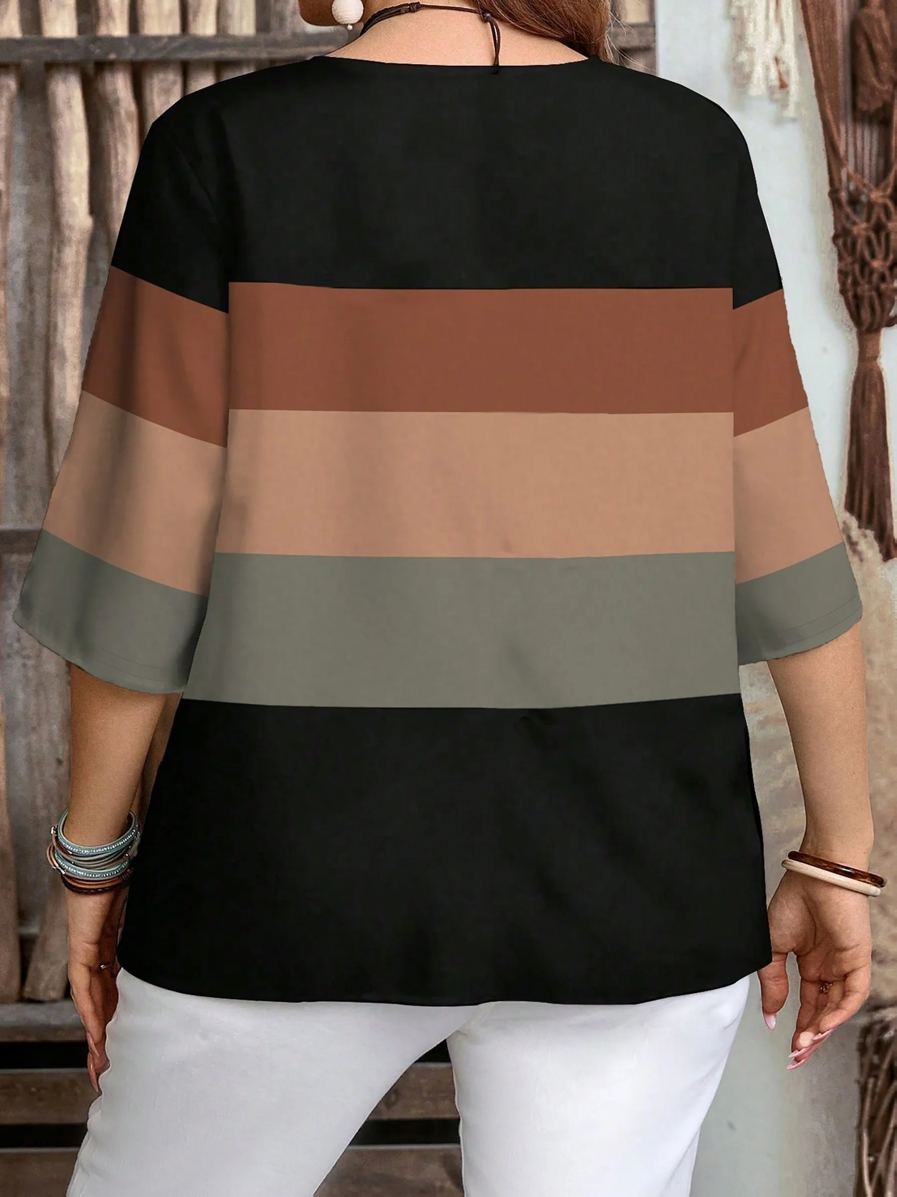 Stilvolle Damen-Bluse in Übergröße mit Knöpfen und Streifen für einen mühelos schicken Look – Detail 2