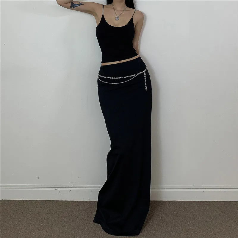 Il nuovo abito da donna per l'estate del 2025 è una versatile gonna dritta con una vestibilità sui fianchi e una spacco sul retro