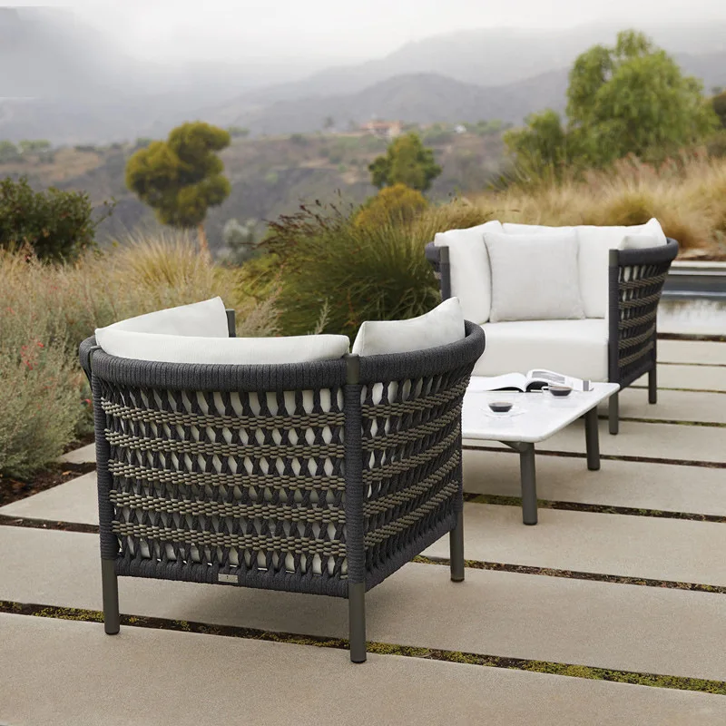 Zestaw mebli rattanowych na zewnątrz, klasyczny, okrągły, do balkonu, willi, pensjonatu.