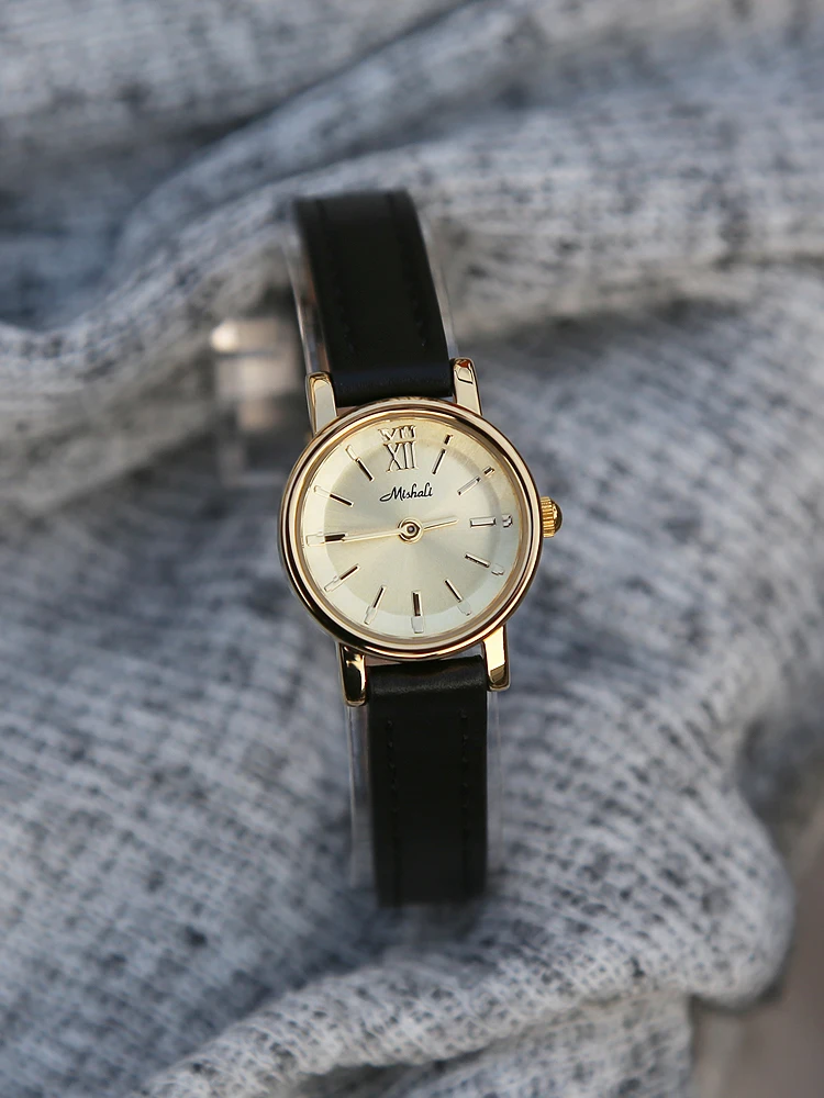 ساعة نسائية بقرص صغير مع ملمس فاخر خفيف، ساعة نسائية بسيطة وأنيقة، صغيرة ورائعة بحزام جلدي. #3