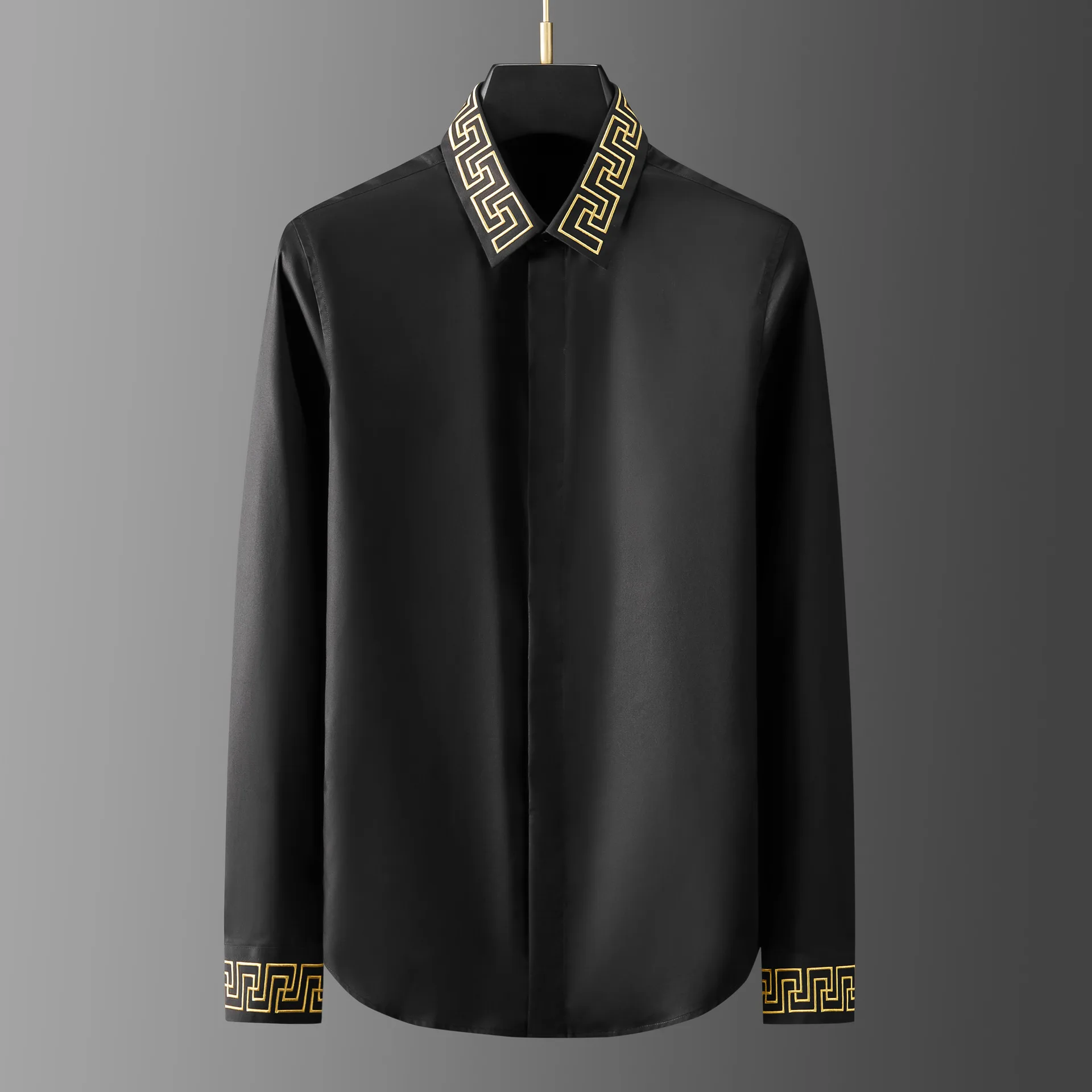 

Fashion runway collar and cuffs with gold embroidery, personalized long sleeved black and white slim fit men's casual shirt