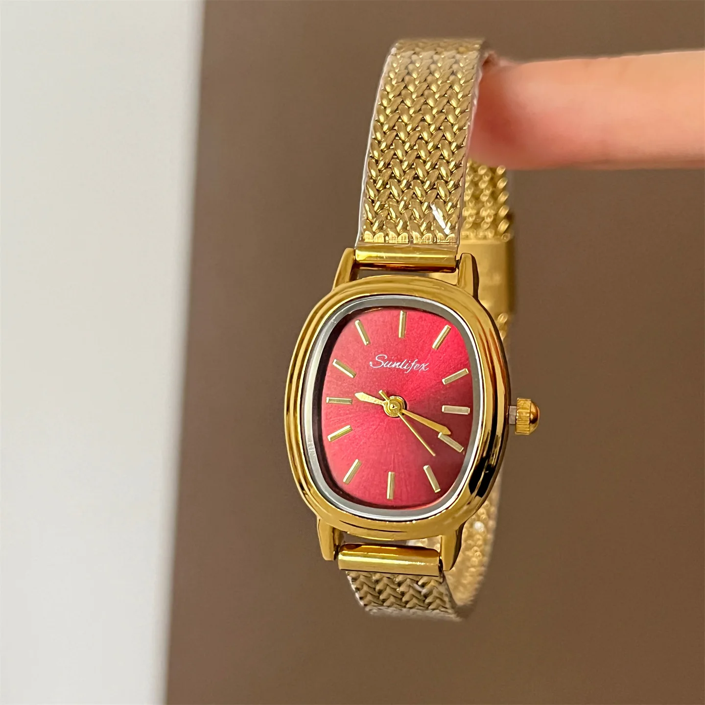 Oval wheat ear strap women's watch, exquisite and sophisticated, petite and elegant, high-end luxury women's wristwatch.