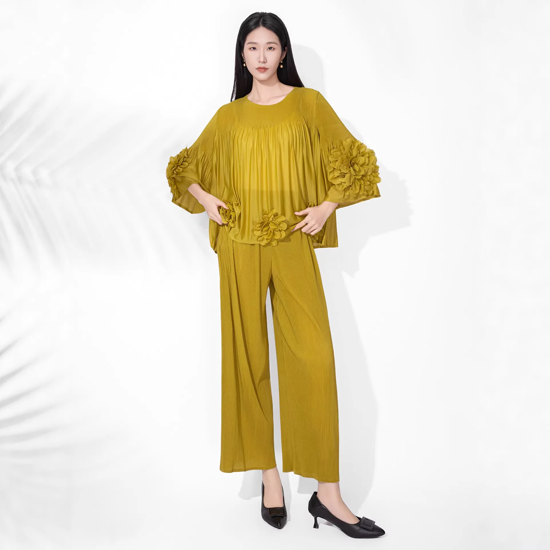 

Костюм Miyake с плиссировкой: свободный пуловер с объемным цветочным декором и широкие брюки, комплект из двух предметов, женская одежда