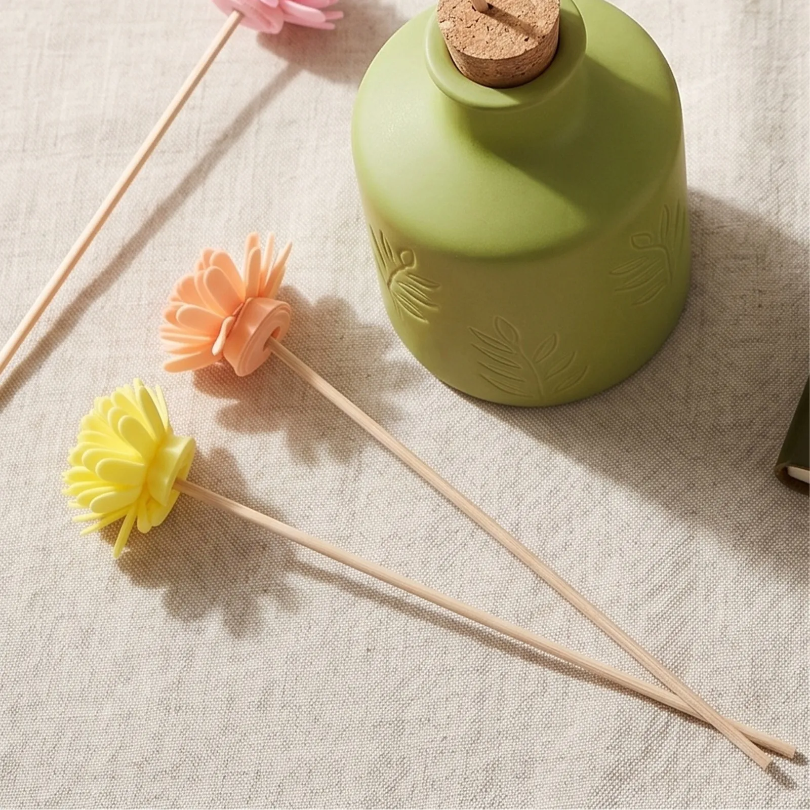 10Pcs Natural Rattan Diffuser Sticks with Artificial Flowers Flameless Essential Oil Diffuser for Home Bedroom Study