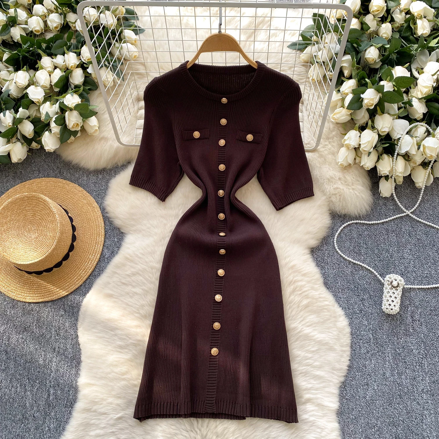 فستان محبوك أنيق بأكمام قصيرة للنساء من REALEFT موضة جديدة لربيع وصيف 2025 برقبة دائرية وأزرار فساتين نسائية غير رسمية