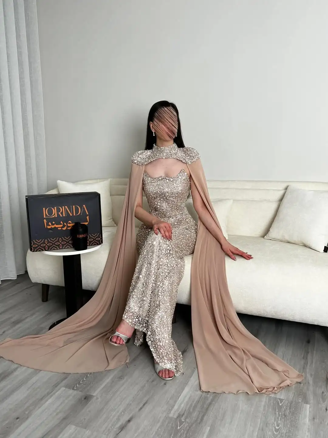 Sukienka wieczorowa/balowa, luksusowa, modna, syreni krój, wysoki dekolt, rękaw peleryna, cekiny, kwiatowa wstążka, materiał, długość do podłogi, dopasowany krój.