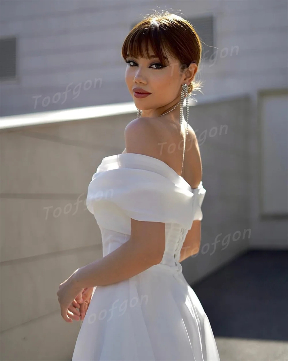 Toofan ที่กําหนดเองปิดไหล่สายชุดแต่งงานสั้น Organza ชุดเจ้าสาวชาความยาว Draped Organza ชุดเจ้าสาว
