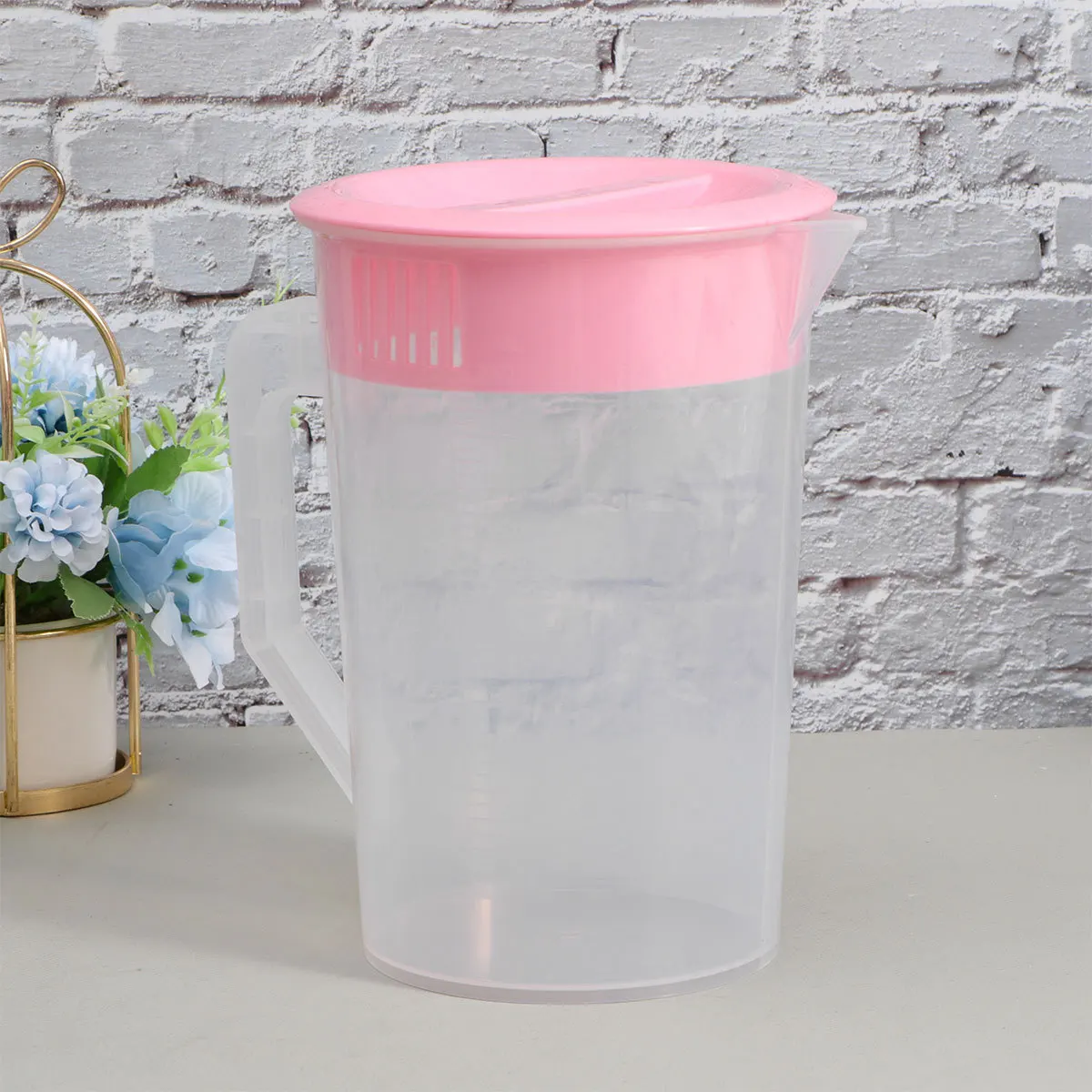 

1pc 2L Cold Water Pitcher Plastic Beverage Kettle Heat Resistant Lid For Home Bar Outdoor Use Scented Tea Storage Pink