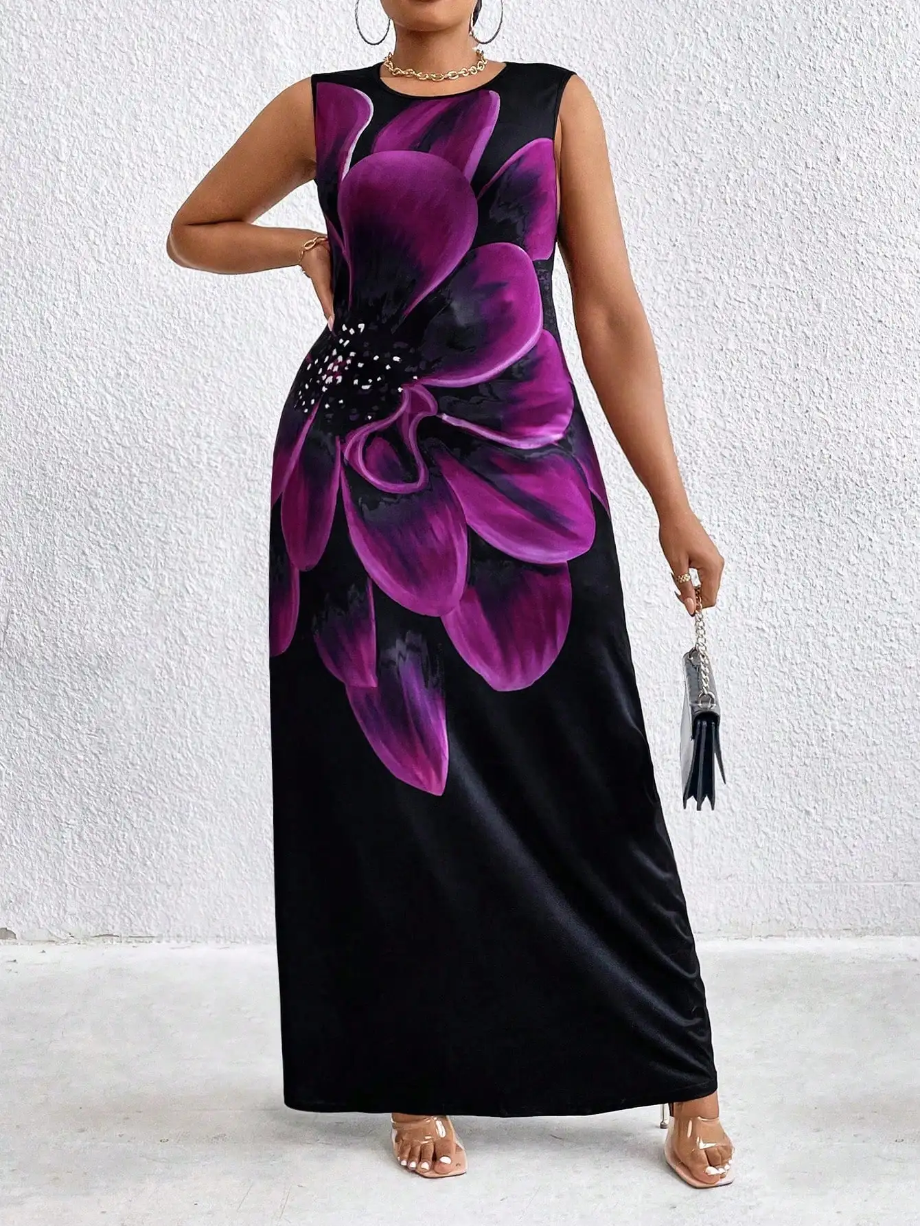 

Черное макси-платье с ярким фиолетовым цветочным принтом, без рукавов, А-силуэт.