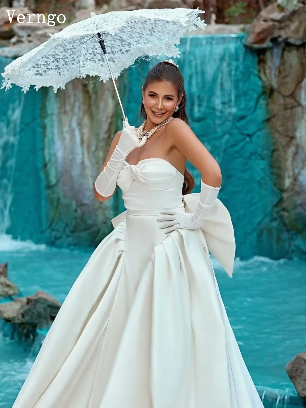 Verngo エレガントなプリーツウェディングドレス ストラップレス A ライン スイープトレイン ブライダルガウン 取り外し可能なリボンバック 花嫁ドレス カスタマイズ