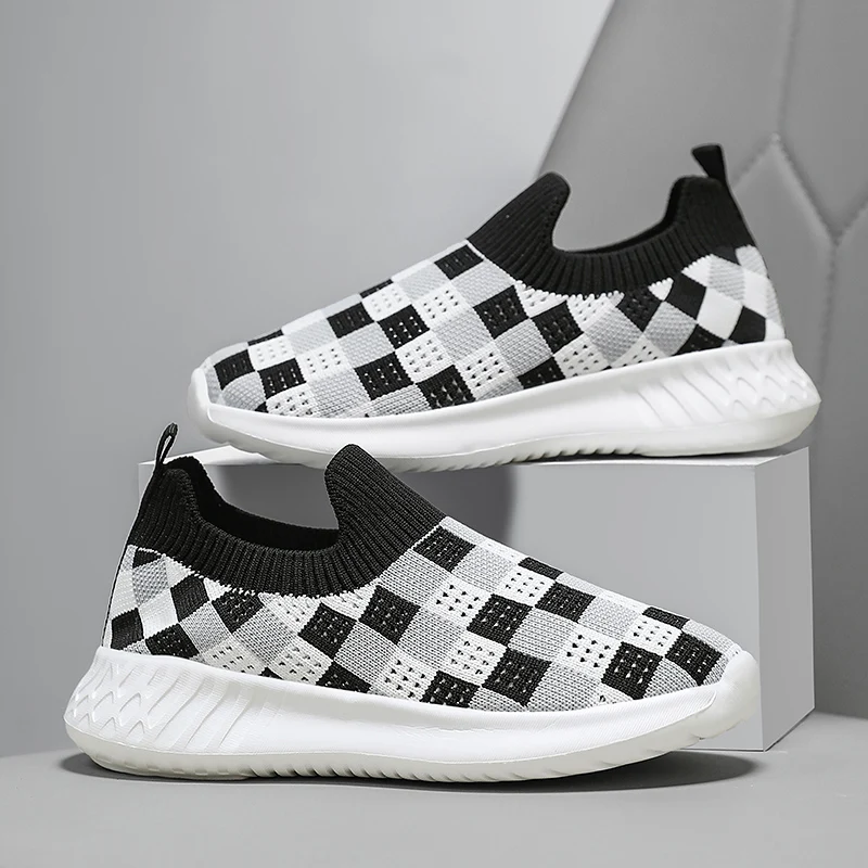 

Пара детских спортивных кроссовок с хорошей воздухопроницаемостью и комфортом, мягкие и прочные, для повседневных занятий спортом. LR-61