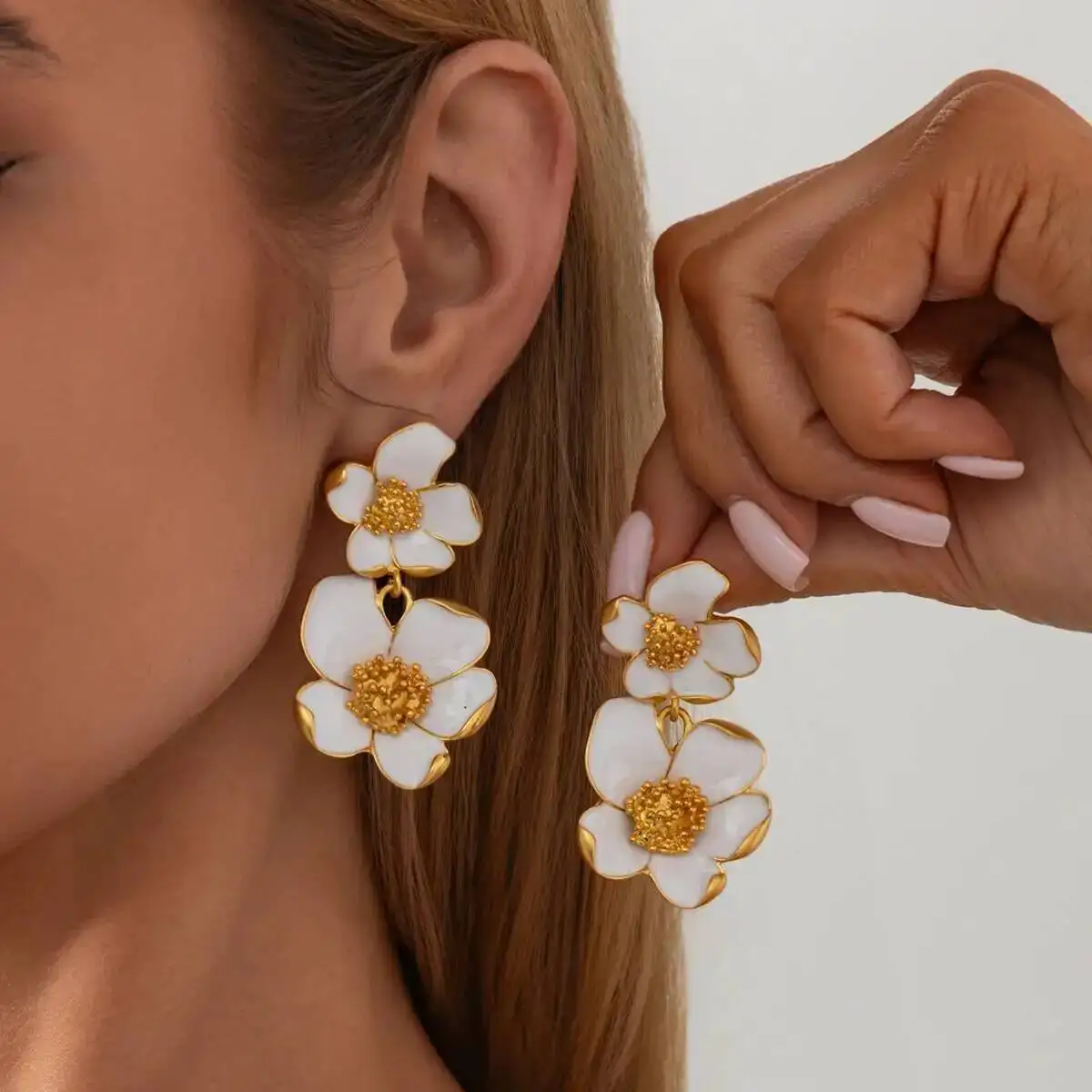 Salircon Exquisite Romantic Red White Drop Oil Flower Stud Earrings for Women Creative Trendy Metal Piercing Earrings Jewelry