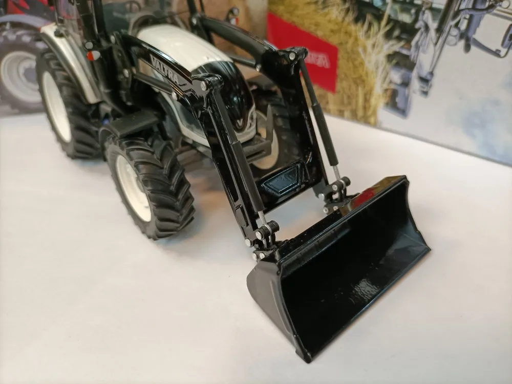 ROS VALTRA 1:32 A104 Loader Agricultural Tractor White Simulation Limited Edition Alloy Metal Static Car Model Toy Gift