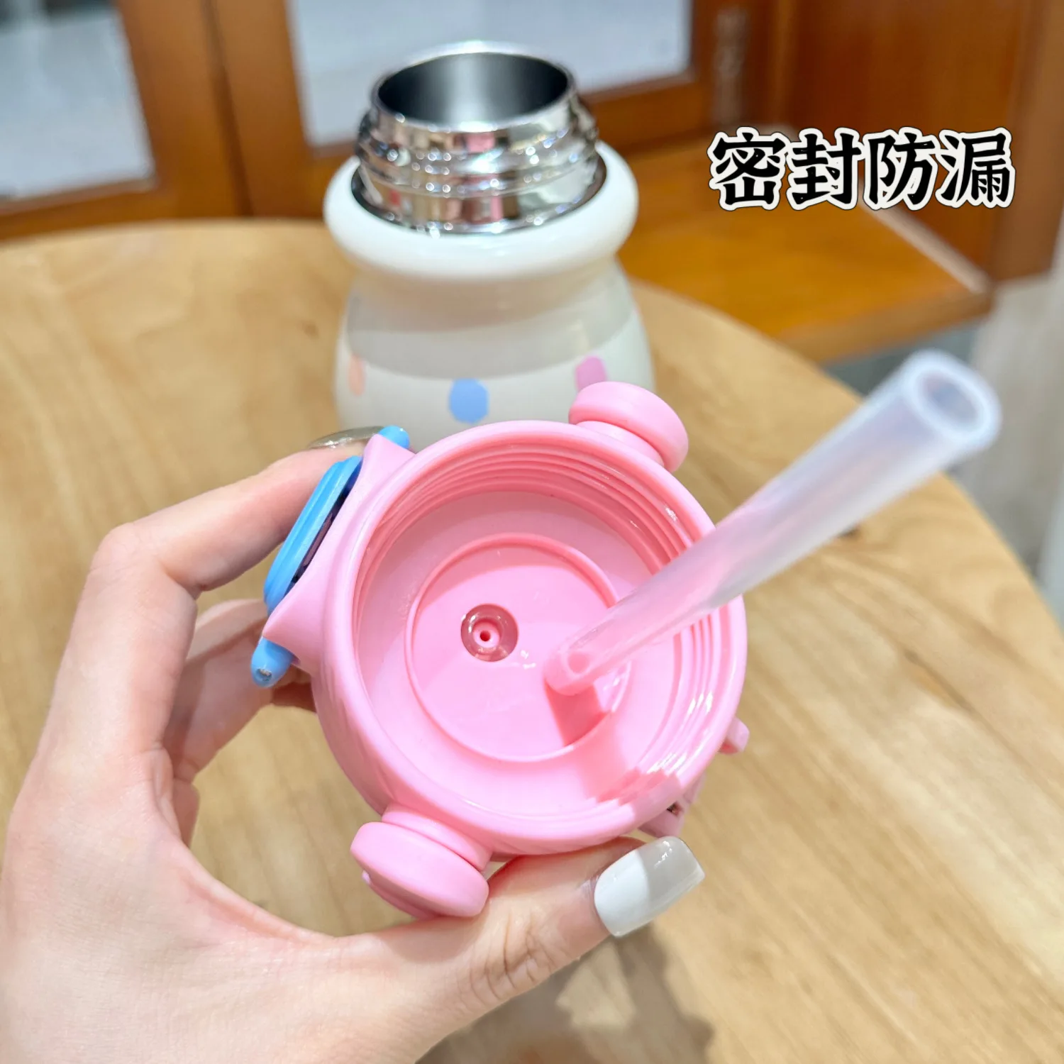 Przenośna butelka na wodę ze słomką Capybara z antypoślizgową podstawką, termos próżniowy ze stali nierdzewnej 316 zapobiegający oparzeniom, do bezpośredniego picia.